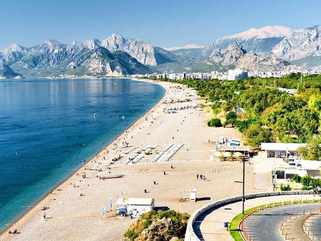 Antalya Konyaaltı’na Taşınmak: Eğitim, Sosyal Yaşam ve Ulaşım Rehberi